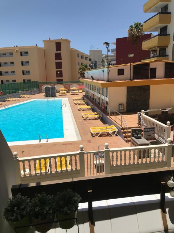 widok na basen z balkonu hotelu w obiekcie Yumbo Beach Apartment 2 with high speed free internet w mieście San Bartolomé