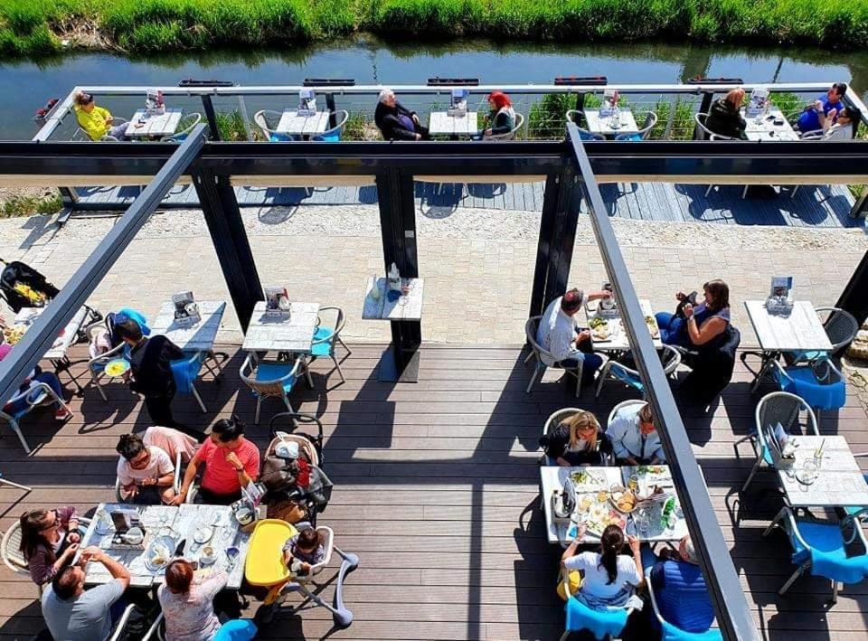 Reštaurácia alebo iné gastronomické zariadenie v ubytovaní Monarchia Apartman Grand