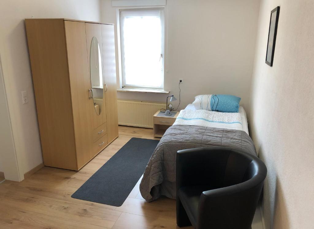 Postel nebo postele na pokoji v ubytování Hotel zur Post Ochsendorf