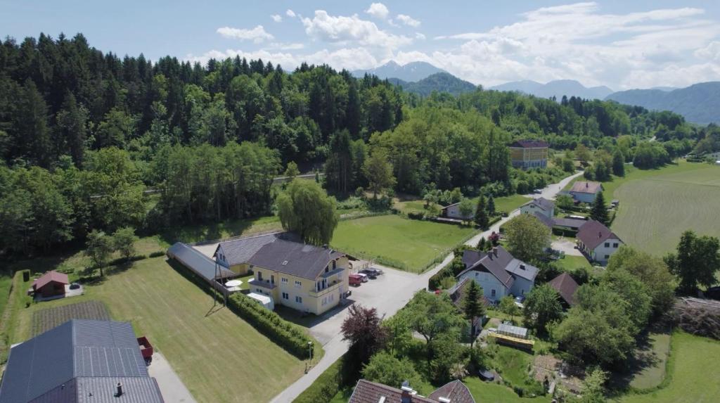 uma vista aérea de uma casa com um grande pátio em Haus Seidendorf em Sankt Kanzian