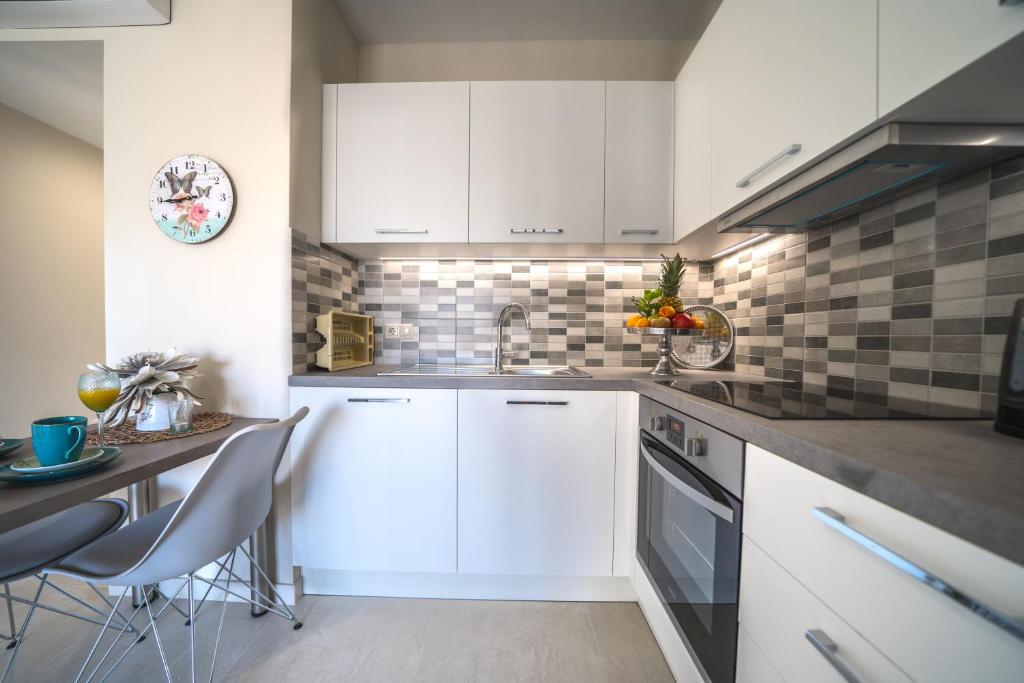 Kuchyňa alebo kuchynka v ubytovaní Alma City Center Apartment's
