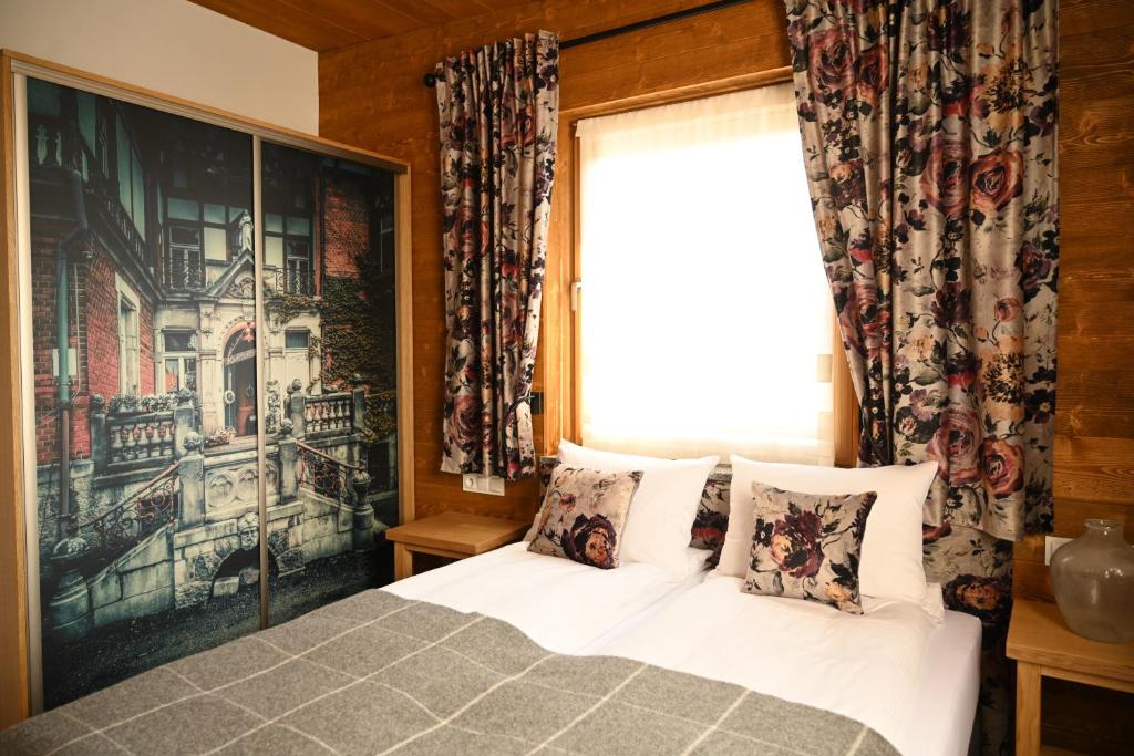 Łóżko lub łóżka w pokoju w obiekcie Apartamenty u Harrego BOUTIQUE SPA z klimatyzacja, balkon, sauna, tężnia parking