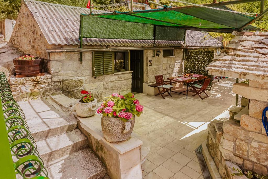 Patio alebo iná vonkajšia časť ubytovania Mini stone house