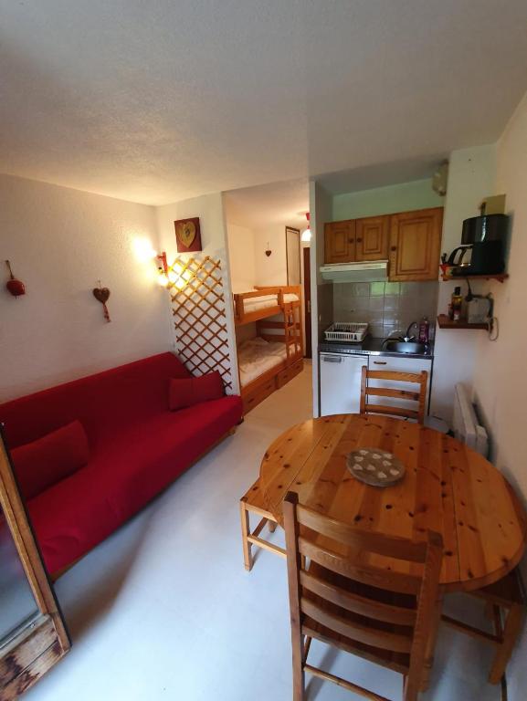 Kuchyň nebo kuchyňský kout v ubytování Studio à la montagne meublé et entièrement équipé