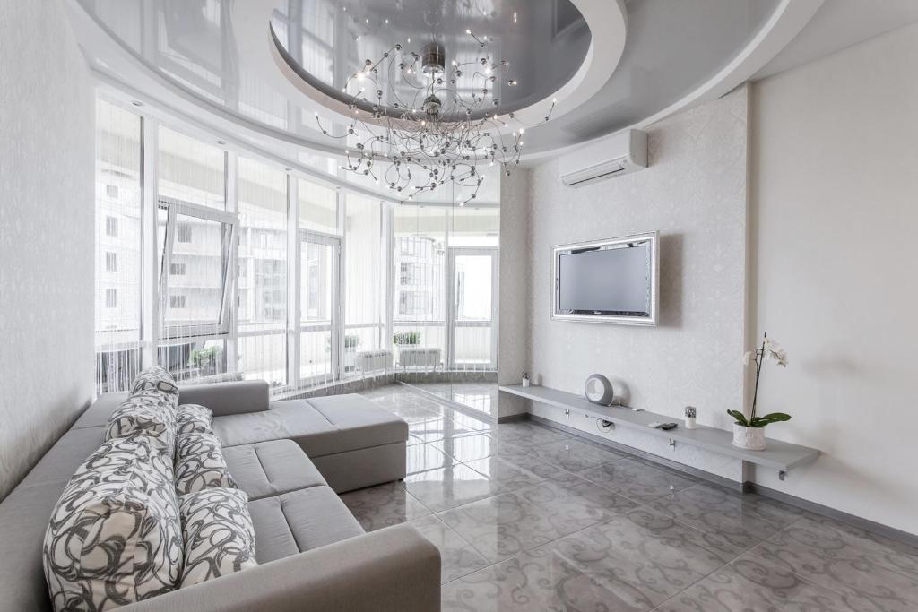 شقة فيريا في أوديسا: غرفة معيشة مع أريكة وتلفزيون