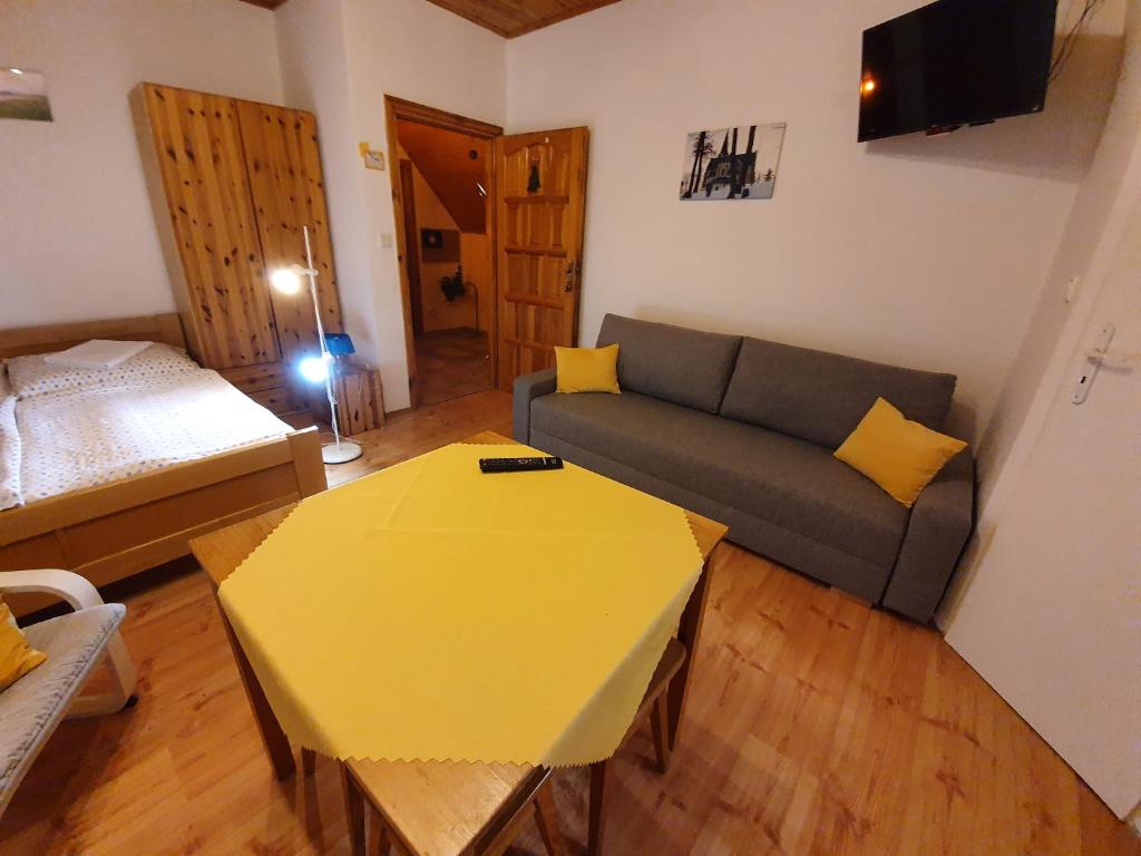 TV a/nebo společenská místnost v ubytování Žltý dom Vrbov