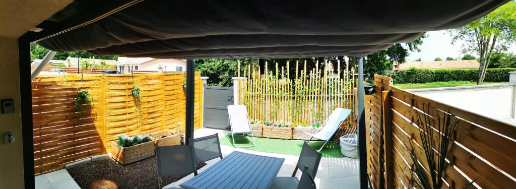 une terrasse avec 2 chaises et une clôture dans l'établissement STUDIO MEZZANINE 2/3 Personnes, à La Teste-de-Buch