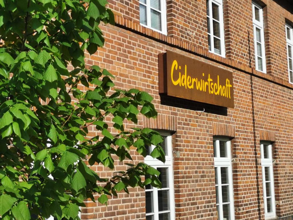 un cartello sul lato di un edificio di mattoni di Ferienwohnung in der Ciderwirtschaft a Burg Stargard