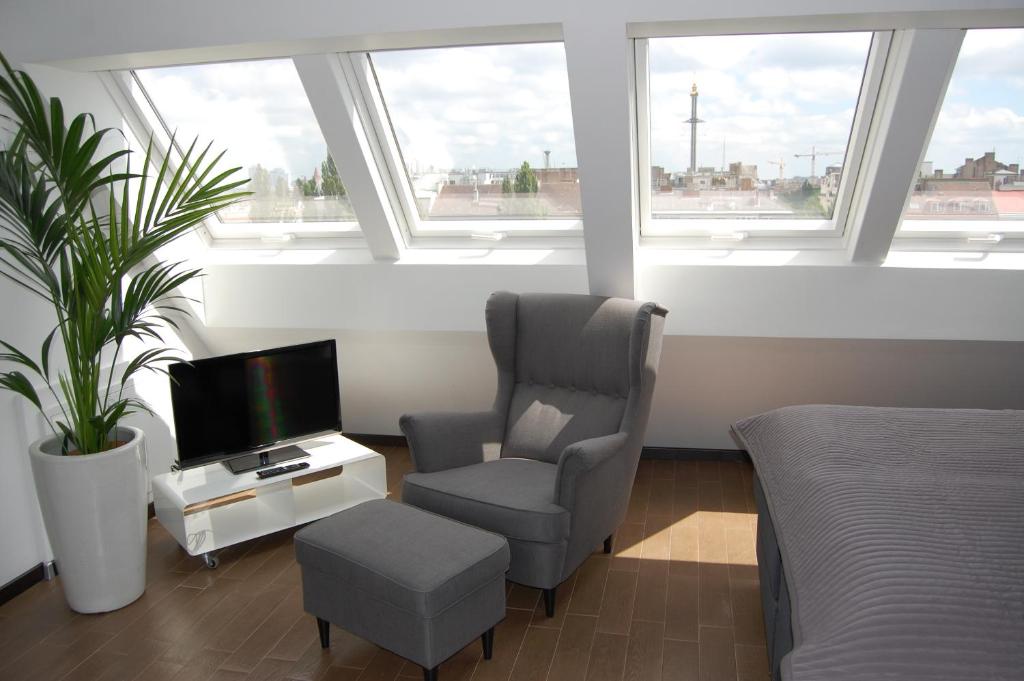 TV a/nebo společenská místnost v ubytování Kunsthaus Apartments