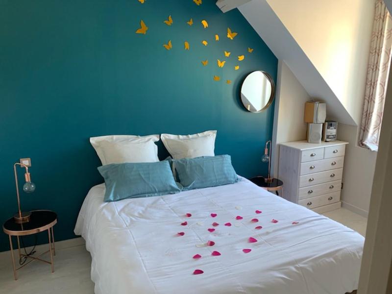 エクスレバンにあるCosy Aixのベッドルーム1室(花の咲く大型ベッド1台付)
