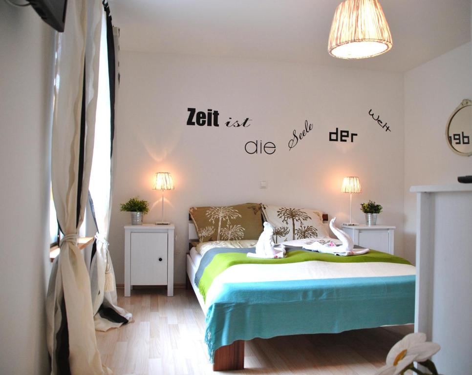 ein Schlafzimmer mit einem Bett mit zwei Tieren drauf in der Unterkunft Holiday Rügen Putbus in Putbus