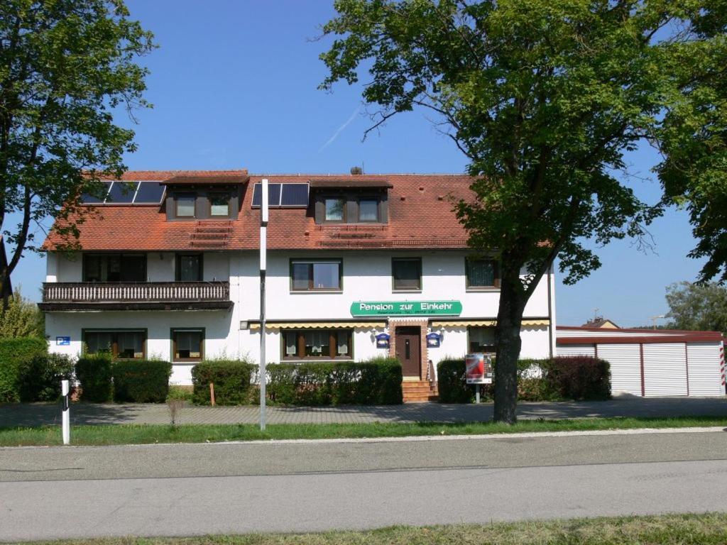 een gebouw op de hoek van een straat bij Pension zur Einkehr in Allersberg