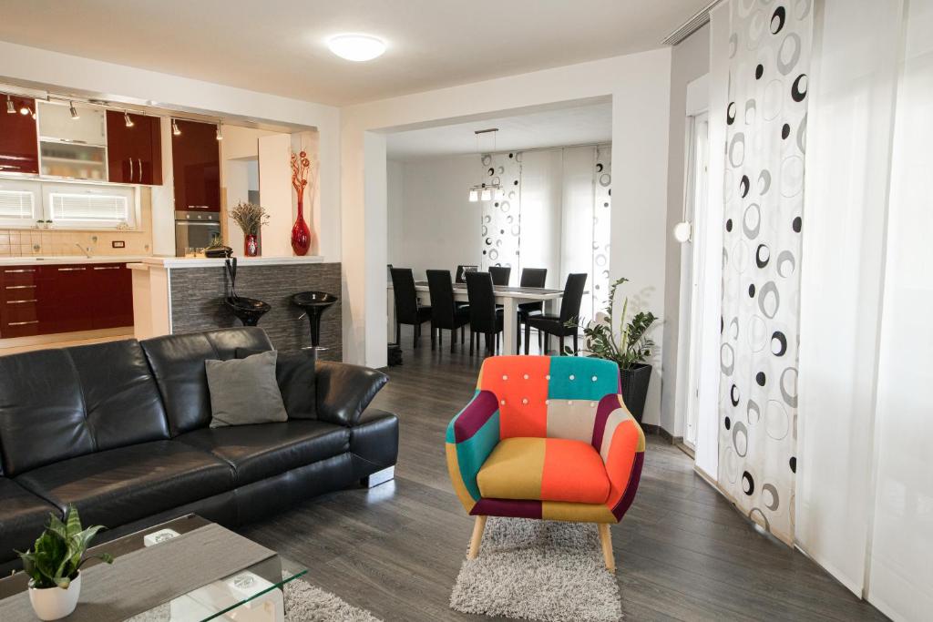 sala de estar con sofá y silla en 3 bedrooms Apartman DMT, en Kaštela