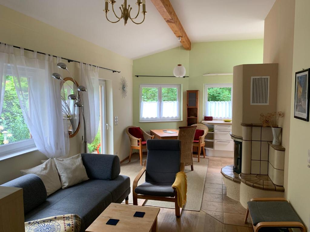- un salon avec un canapé et une table dans l'établissement Ruhiges Ferienhaus Wandlitz, à Wandlitz