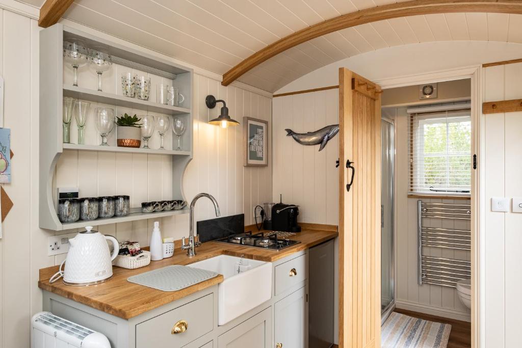 Gallery image of Trevone Luxury Shepherds hut close to the beach in Saint Merryn