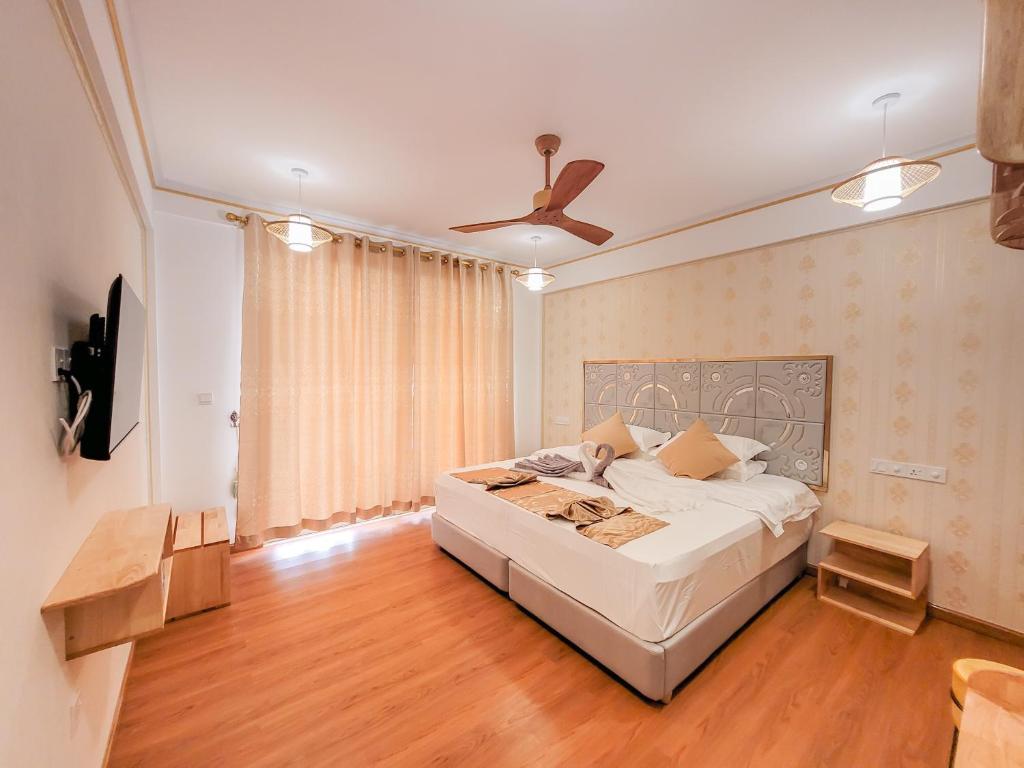 Postel nebo postele na pokoji v ubytování Jeym Lodge
