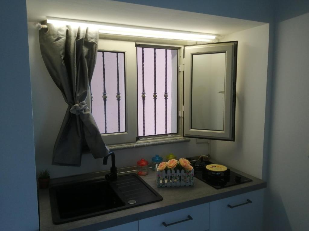 bagno con lavandino, specchio e lavandino di Marvin's Home a Giardini Naxos