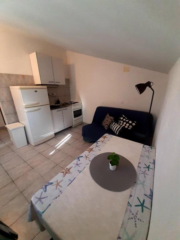 salon z kanapą i stołem w obiekcie Apartmani Toni - Apartman Maslina w Hvarze