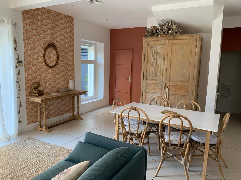 - un salon avec une table et des chaises dans l'établissement La maison cocooning, à Narbonne