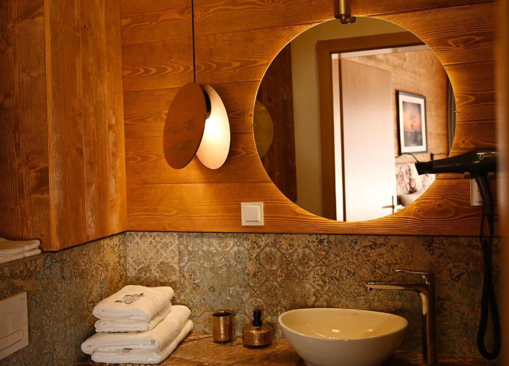 Łazienka w obiekcie Apartamenty u Harrego BOUTIQUE SPA z klimatyzacja, balkon, sauna, tężnia parking