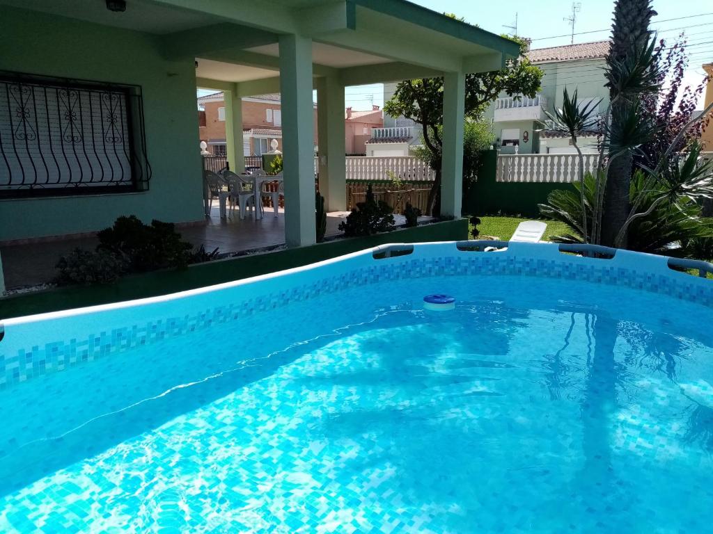 a swimming pool with blue water in a yard at VIL.LA VERDA VINARÒS in Vinarós