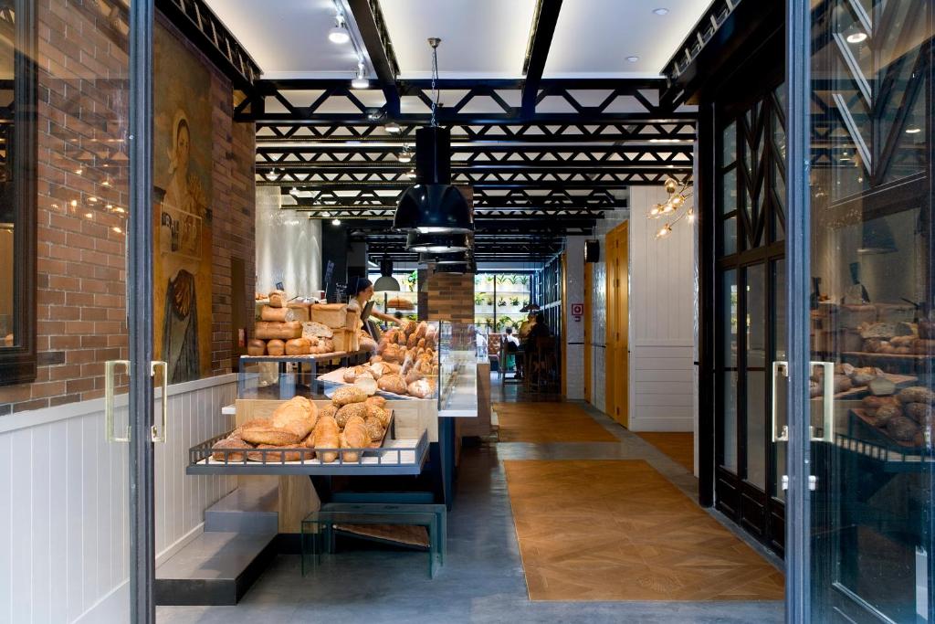 un panificio con molti pani di pane in esposizione di Praktik Bakery a Barcellona