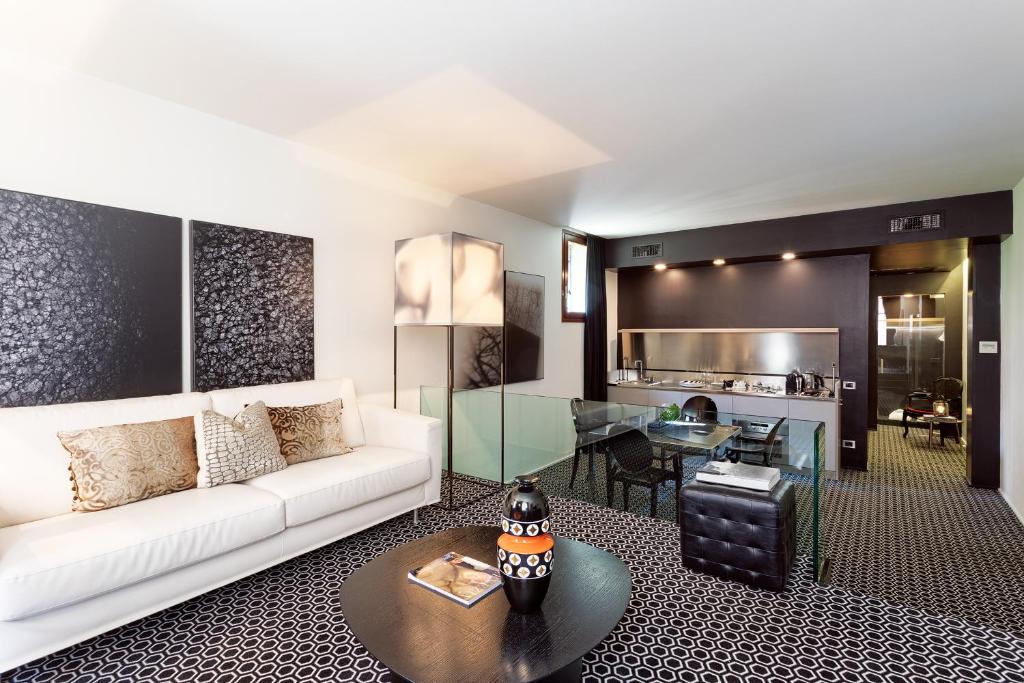 A seating area at Charming House Iqs