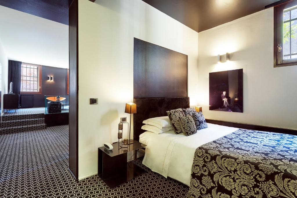 A bed or beds in a room at Charming House Iqs