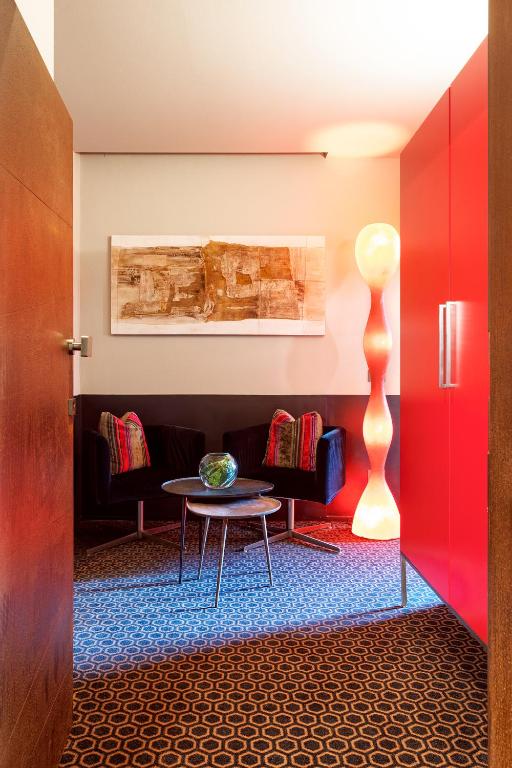 A seating area at Charming House Iqs