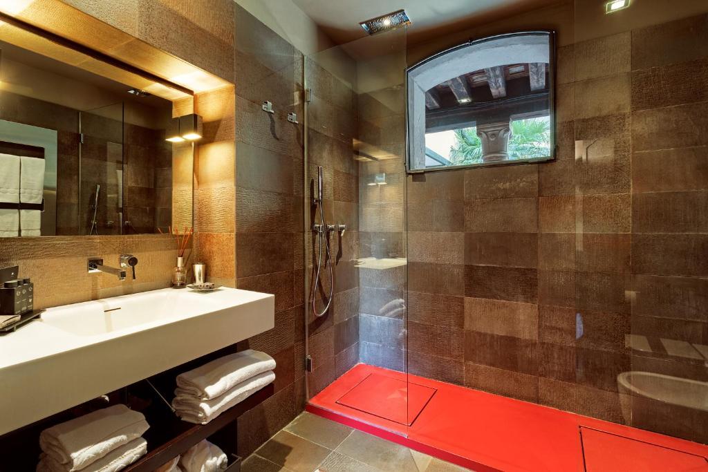 A bathroom at Charming House Iqs