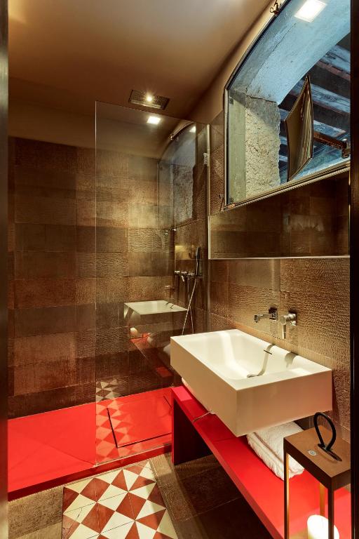 A bathroom at Charming House Iqs
