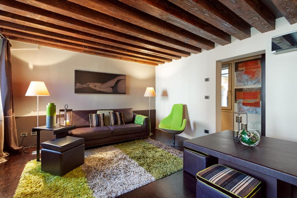 A seating area at Charming House Iqs