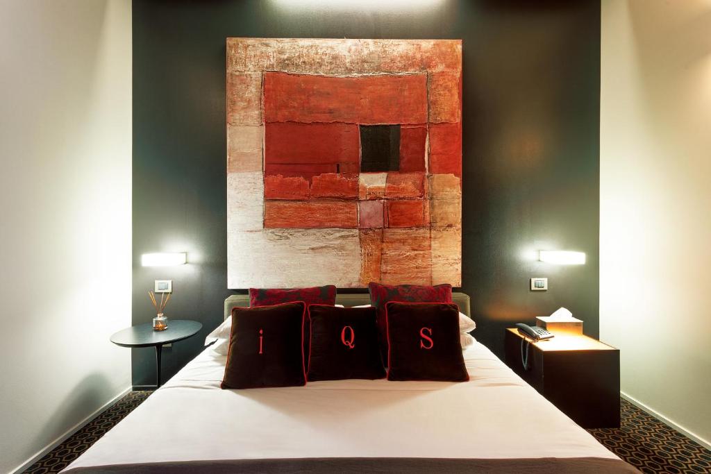 A bed or beds in a room at Charming House Iqs