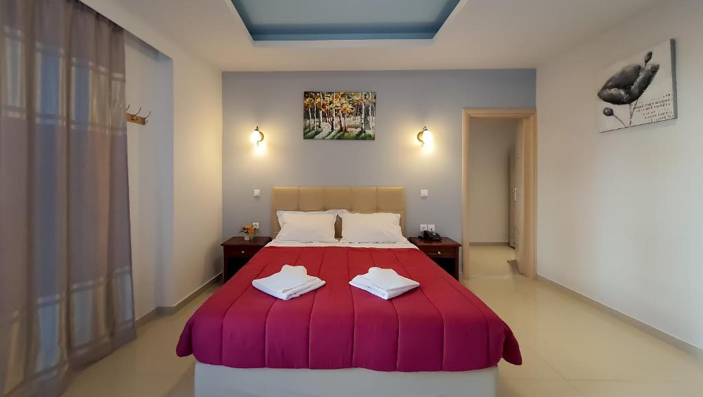 Łóżko lub łóżka w pokoju w obiekcie Gouvia Hotel
