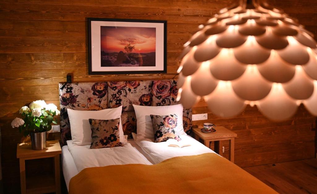 Łóżko lub łóżka w pokoju w obiekcie Apartamenty u Harrego BOUTIQUE SPA z klimatyzacja, balkon, sauna, tężnia parking