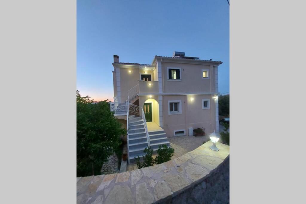 una gran casa blanca con escaleras delante en Villa bel fiore, Brand new Great View, en Katouna