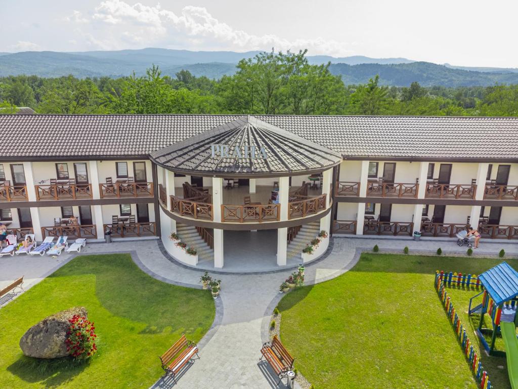 Nespecifikovaný výhled na hory nebo výhled na hory při pohledu z hotelu
