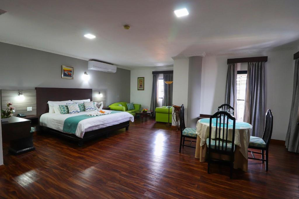 Postel nebo postele na pokoji v ubytování Hotel Puerta del Sol