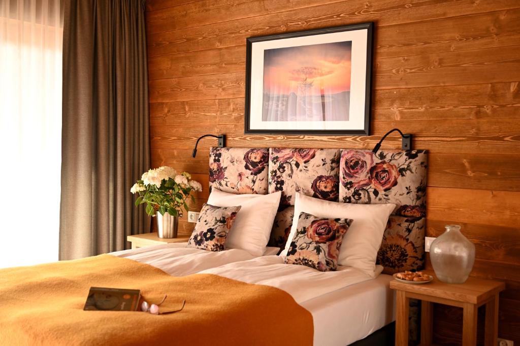Łóżko lub łóżka w pokoju w obiekcie Apartamenty u Harrego BOUTIQUE SPA z klimatyzacja, balkon, sauna, tężnia parking