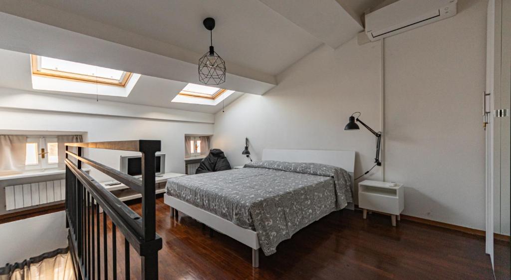 um quarto com uma cama num quarto com clarabóias em Sophia's Loft em Parma