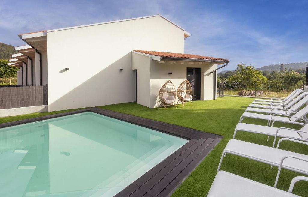 una casa con piscina e prato di Villa Valentina a Rales