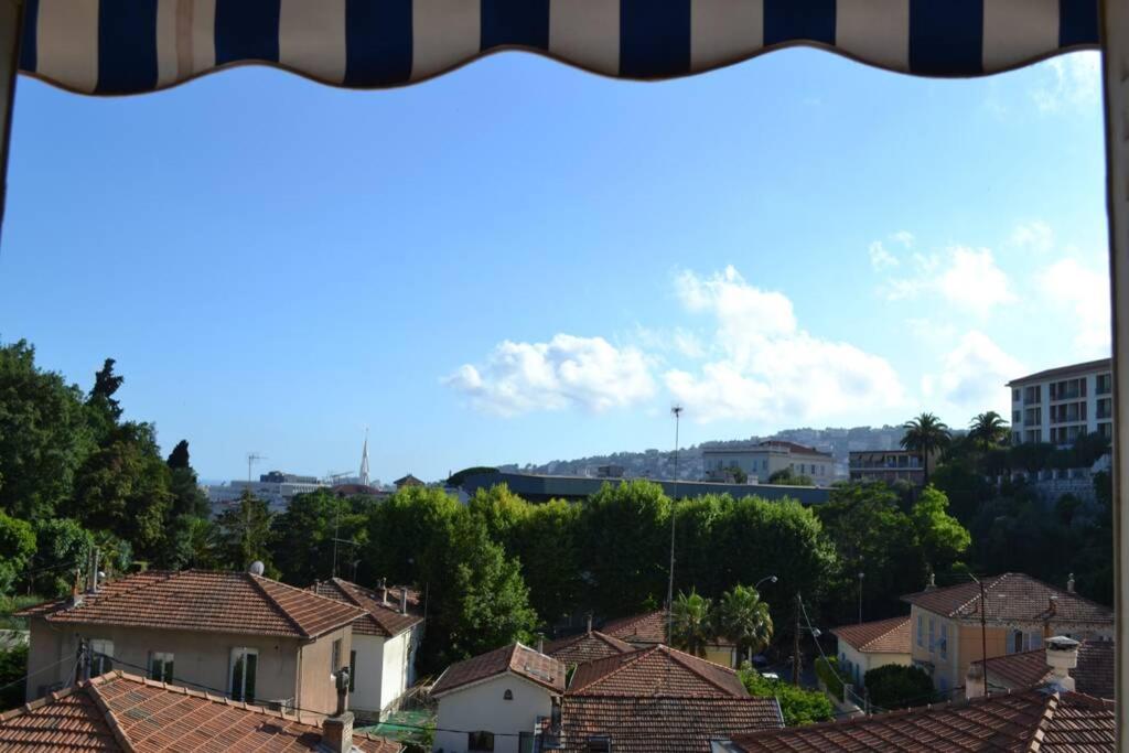 Vue générale sur la montagne ou vue sur la montagne depuis l'appartement