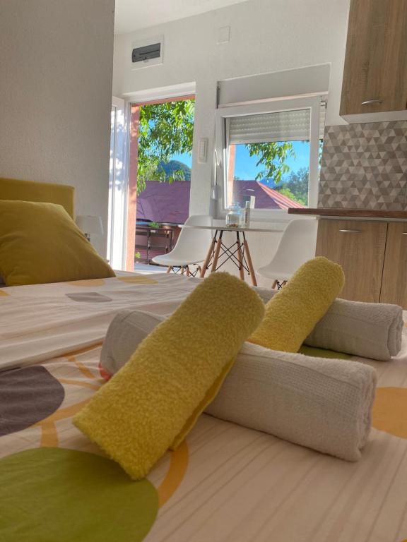 A bed or beds in a room at Casa Calda Apartments