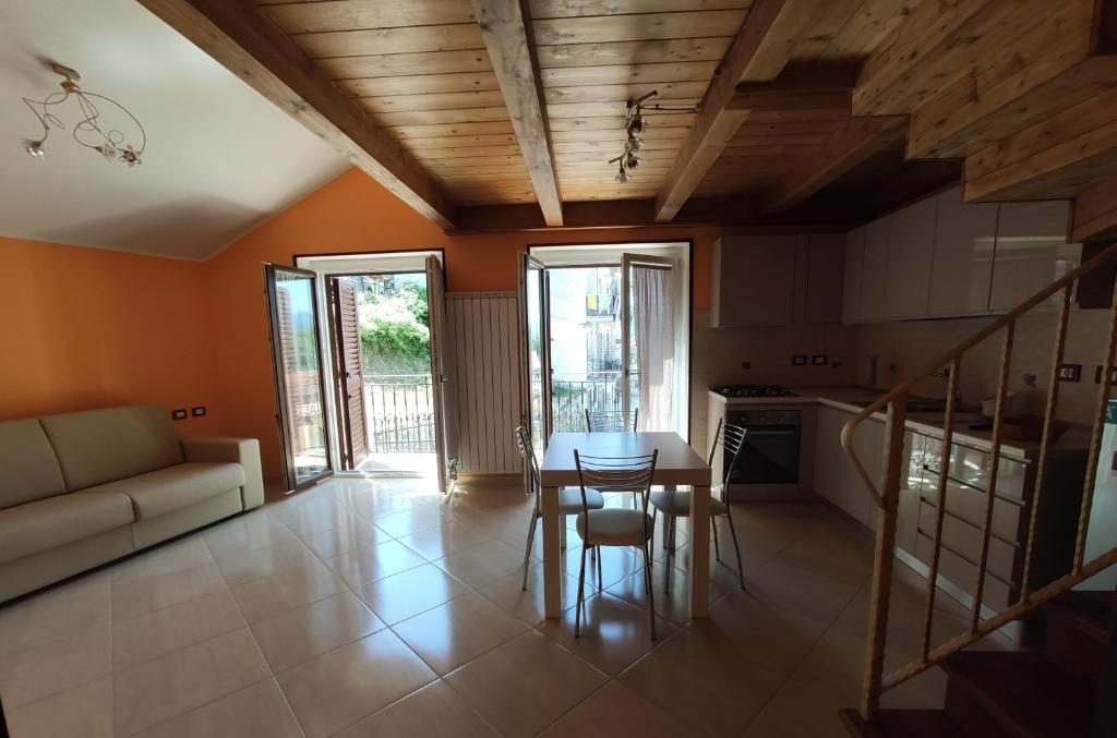 Una cocina y una sala de estar con mesa y sillas. en DA ELENA, en Castel di Sangro