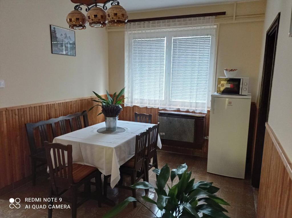 jadalnia ze stołem i lodówką w obiekcie Liget Fruit Garden w Zalakaros