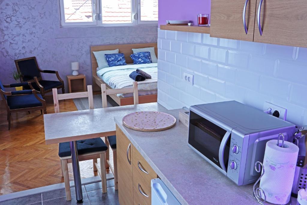 Virtuvė arba virtuvėlė apgyvendinimo įstaigoje Apartman Gloria 3