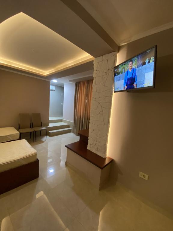 TV a/nebo společenská místnost v ubytování Your Home (YH)