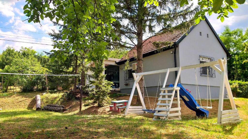 a small white house with a volley ball hoop at Casa Quattro stagioni Fruska gora in Čerević