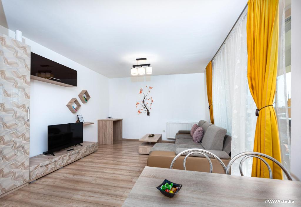 a living room with a couch and a tv at Apartament Carpe Diem Brasov in Braşov
