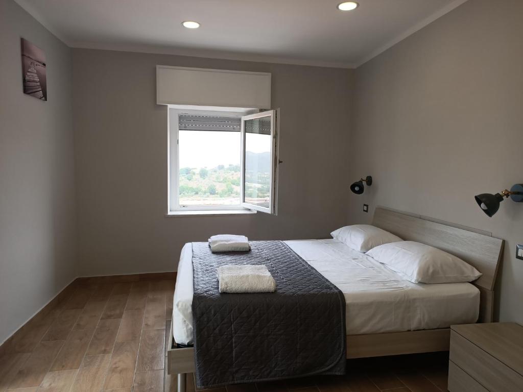 ein Schlafzimmer mit einem Bett mit zwei Handtüchern darauf in der Unterkunft La finestra sul colle in Caiazzo
